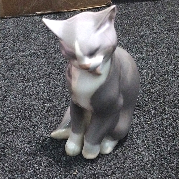 BING & GRONDAHL ROYAL COPENHAGEN #2256 #3 GROOMING CAT FIGURINE 7.5 DENMARK ExC